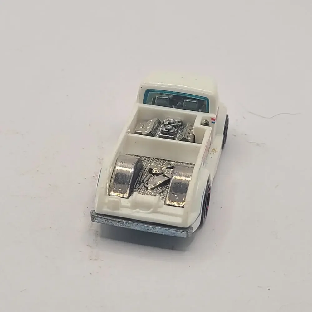 White Mig Rig ©2013 Hot Wheels Diecast Car FD